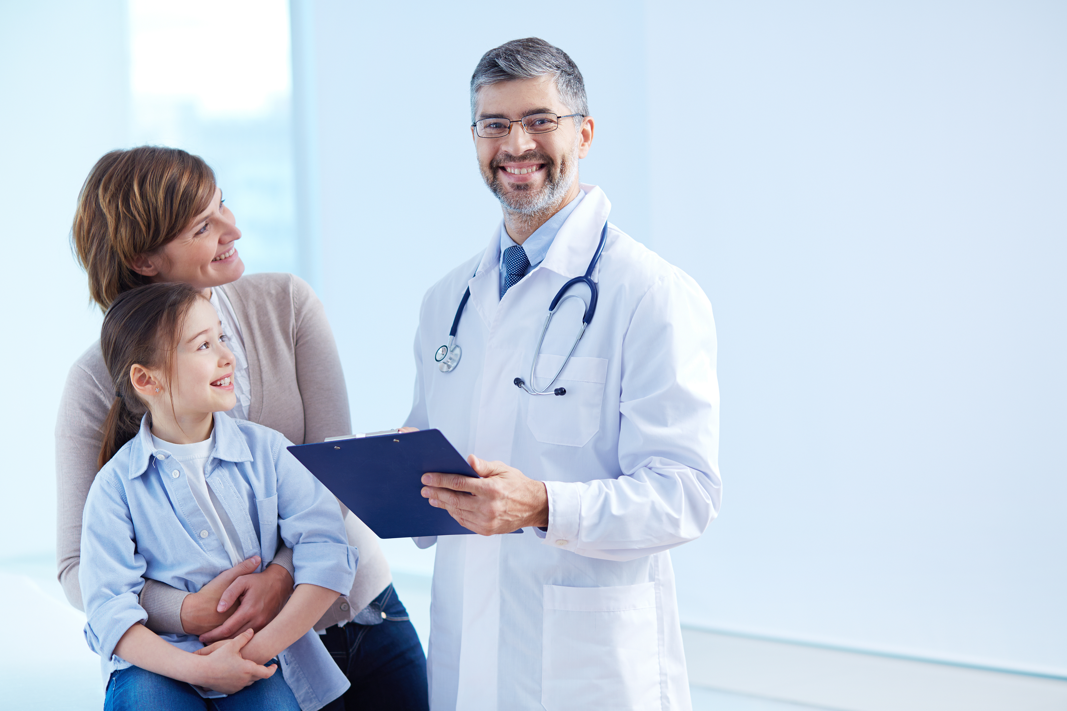Mutlu doktor elinde bir clipboard tutuyor